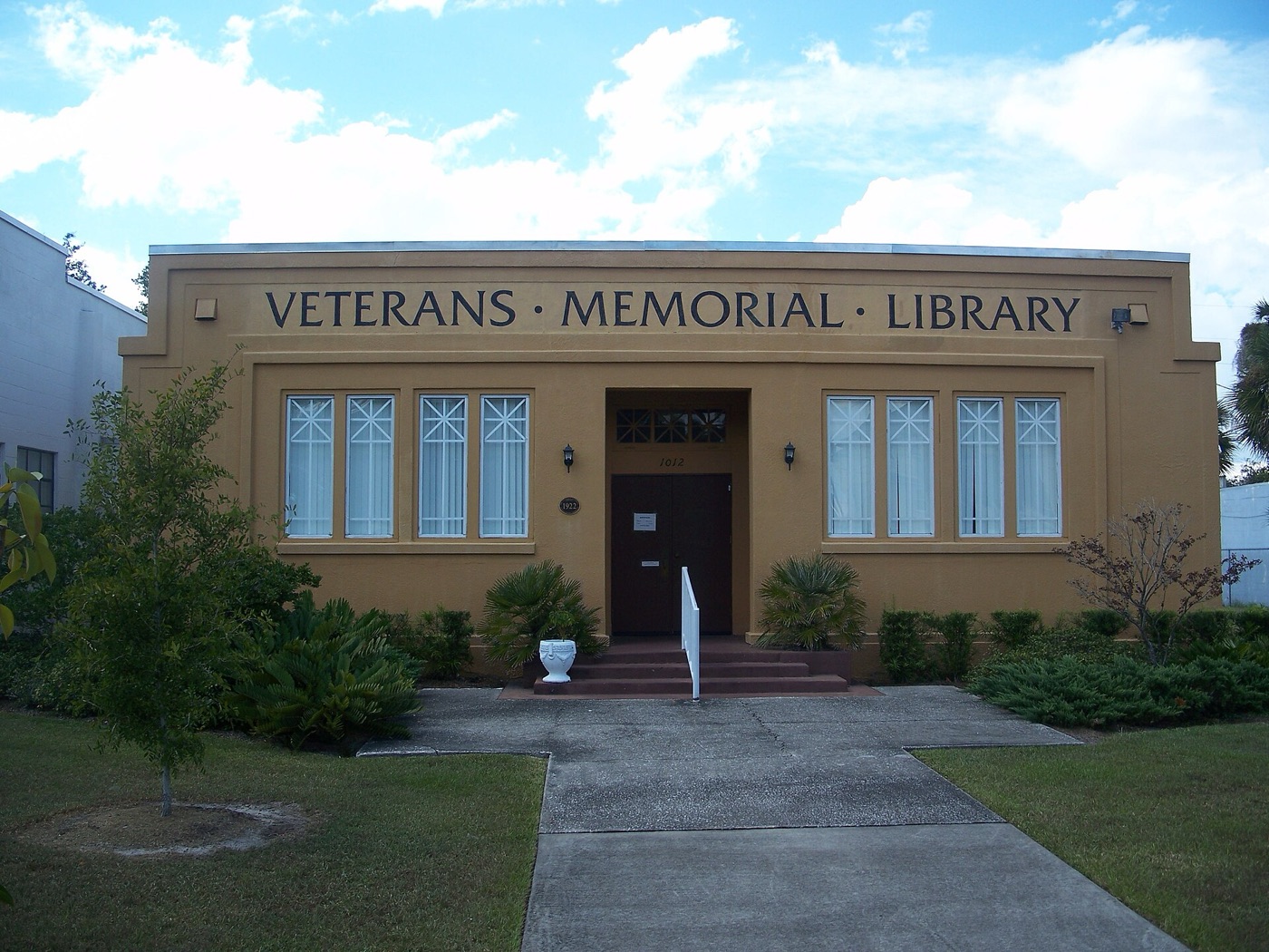 The St. Cloud Heritage Museum, a single-story building with Veterans Memorial Library lettered across the front
